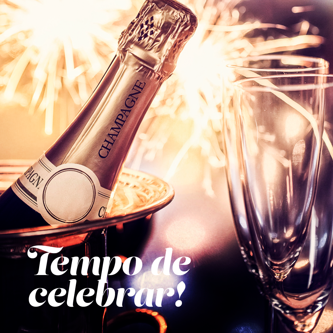 Na imagem, fogos explodem ao fundo de uma garrafa de champagne. Está escrito Tempo de celebrar!, em referência ao fim de ano no Baco.