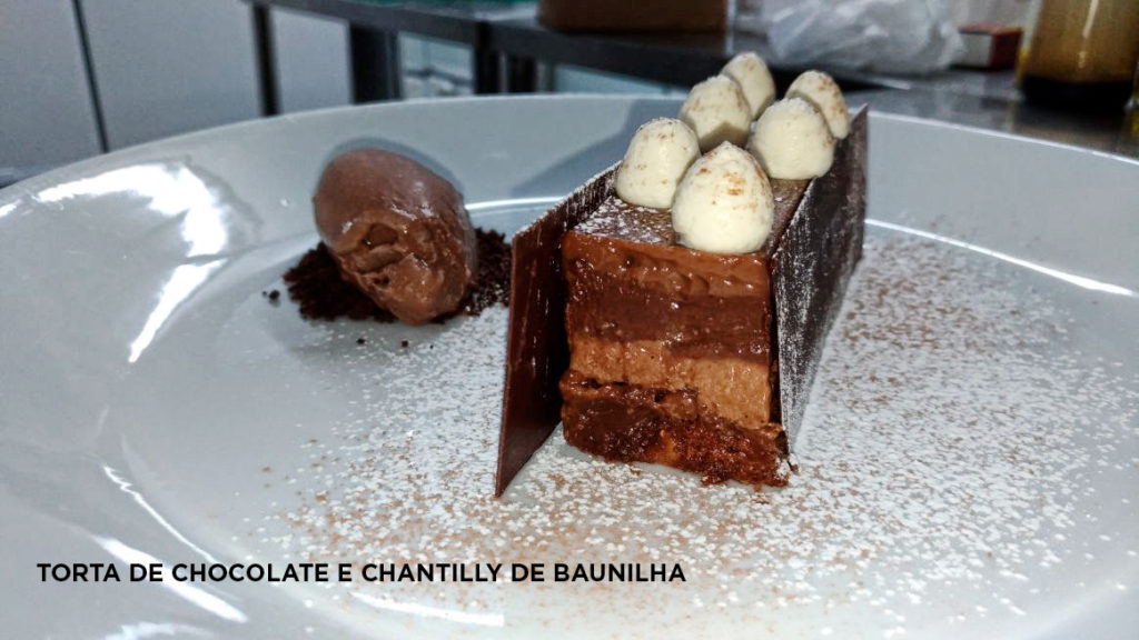 Na imagem, a torta de chocolate e chantilly de baunilha.